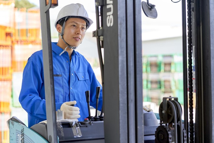 フォークリフトを運転している人の画像