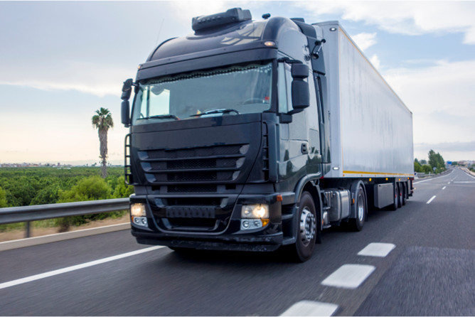 黒いトラックの画像