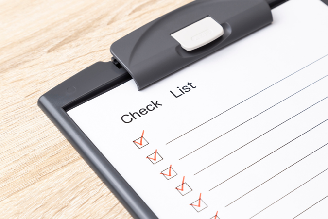 バインダーに挟んだチェックリストの紙の画像