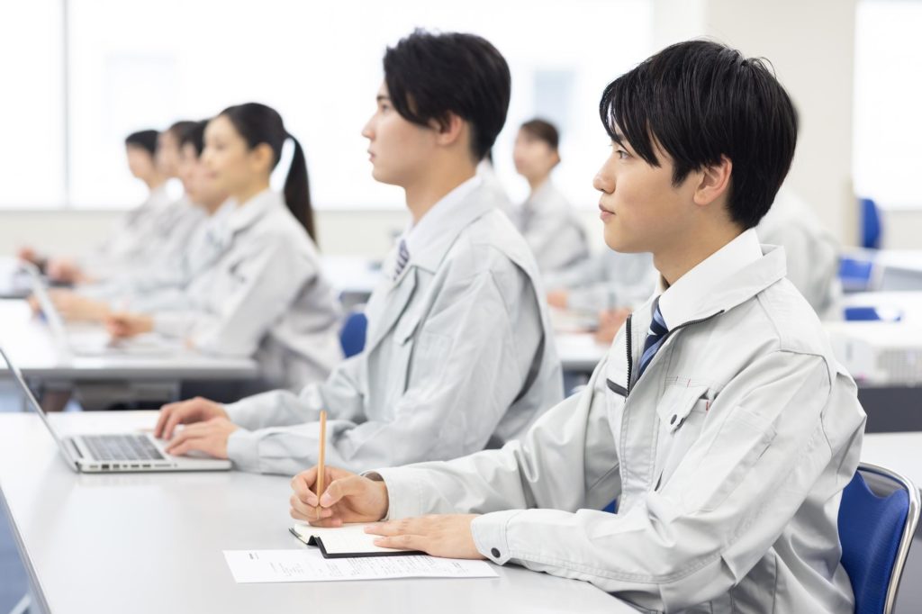 研修を受けている人たちの画像