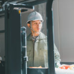 フォークリフトを運転している人の画像